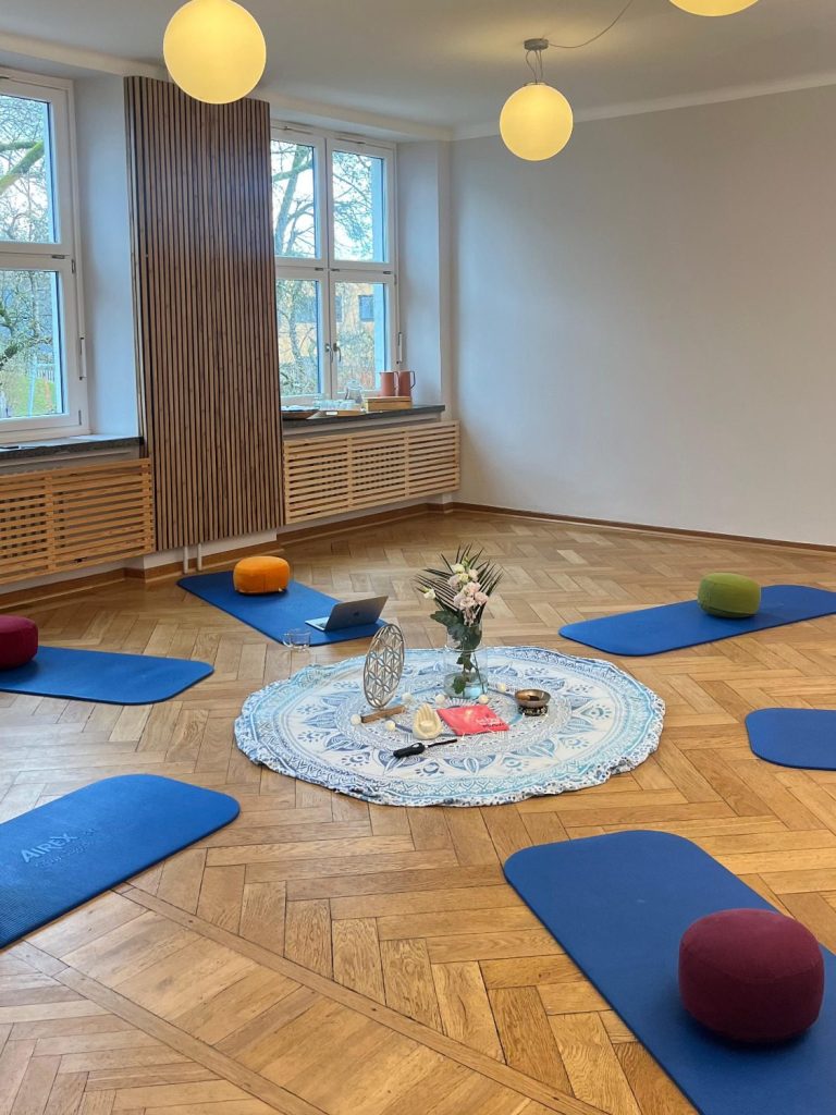 ein Raum mit Yogamatten und angenehmem Ambiente
