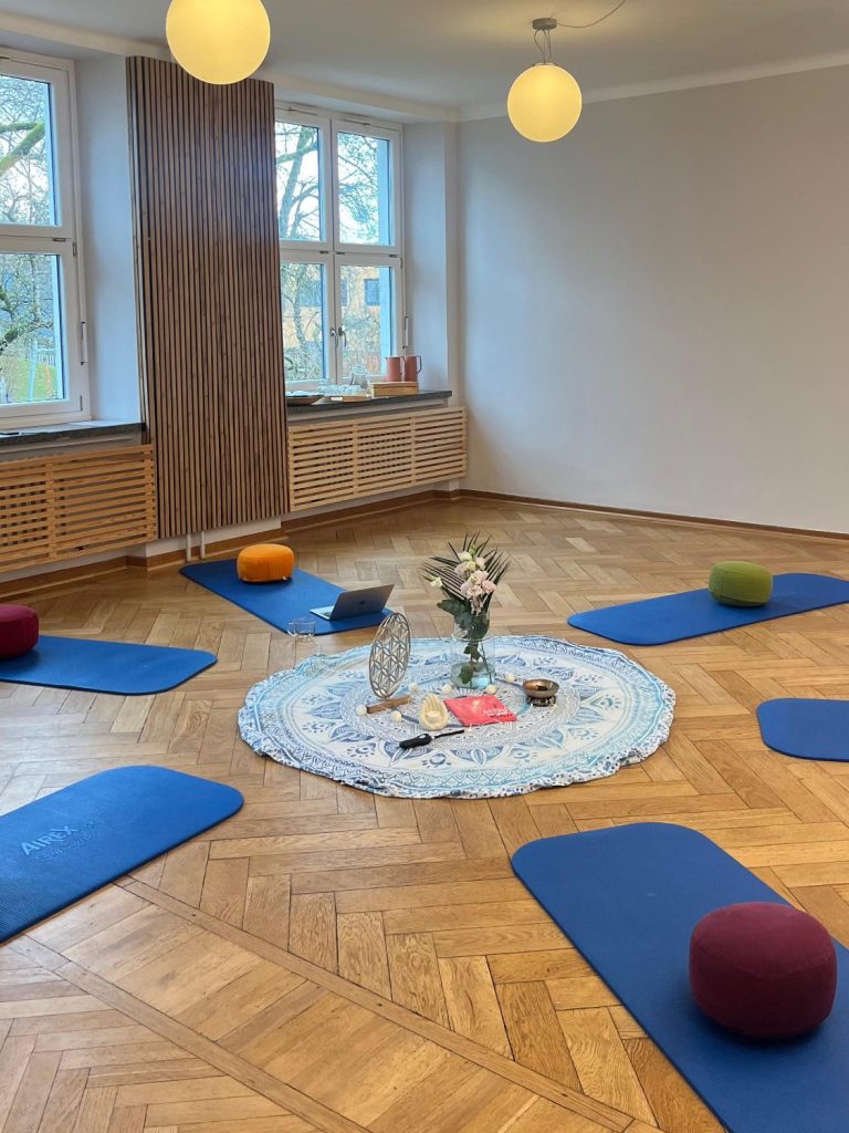 ein Raum mit Yogamatten und angenehmem Ambiente